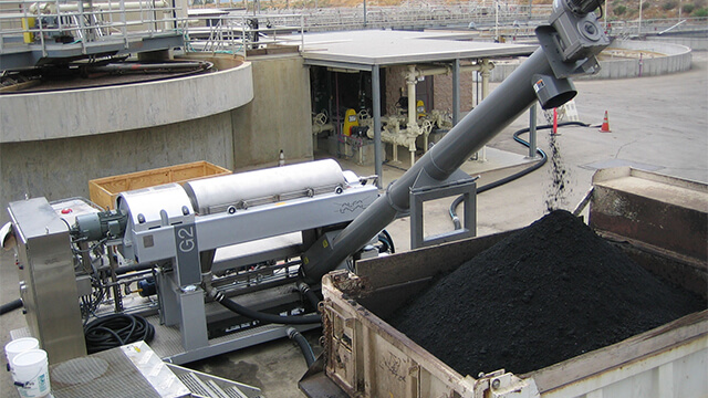 Municipal sludge treatment installation using advanced sludge dewatering technologies to reduce sludge volume, operating costs and environmental impact