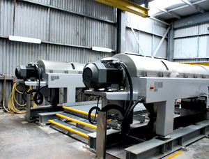 Sludge dewatering decanter